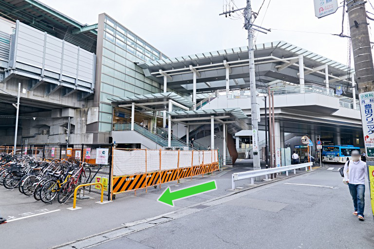１ 登戸駅の生田緑地出口を出て線路に沿って直進します。
